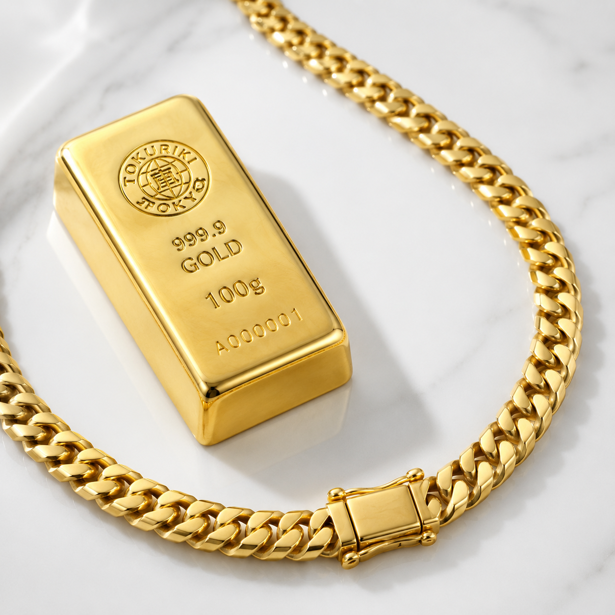 100グラムの金インゴットとゴールドチェーン